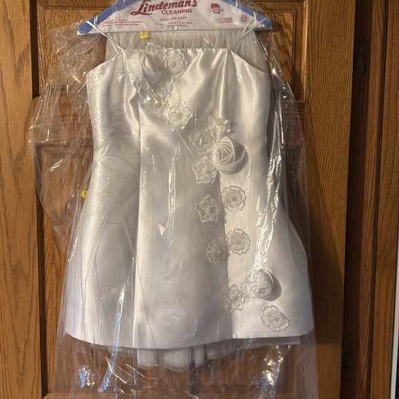 Elegant White Strapless Dress - Picture 3 of 3